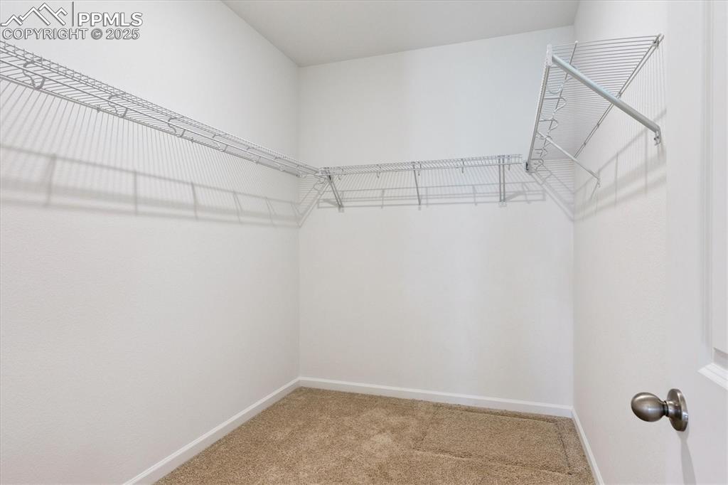 Image 18 of 20: Closet