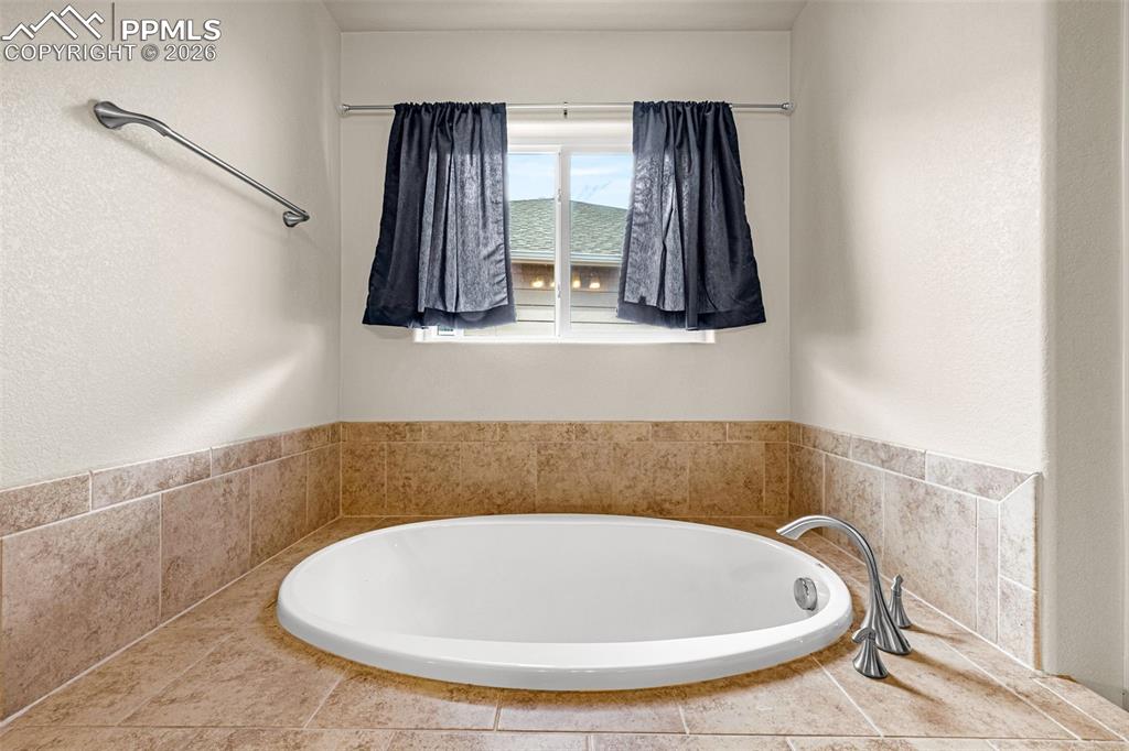 Image 27 of 37: Large Primary Tub