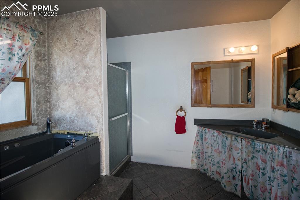 Image 16 of 31: Bathroom