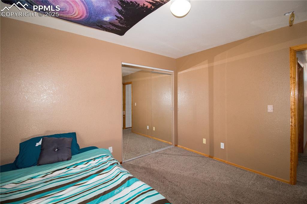 Image 18 of 31: Bedroom