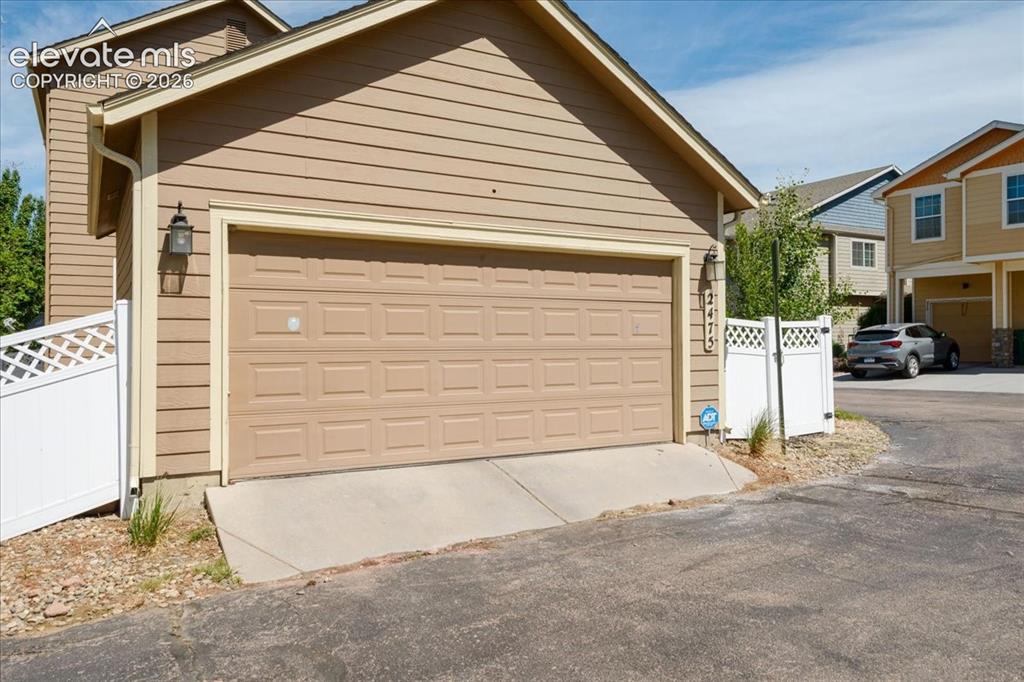 Image 45 of 47: Garage