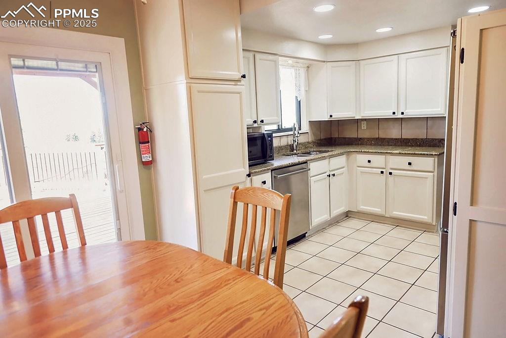 Image 17 of 50: Kitchen w/ Eat-In Area & Walk-Out to Back Deck