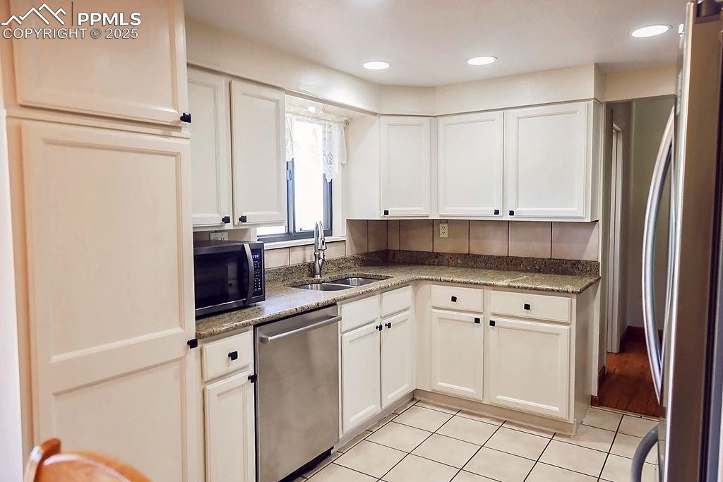 Image 19 of 50: Beautifully Updated Kitchen with Oak Cabinets & Granite Counter Tops