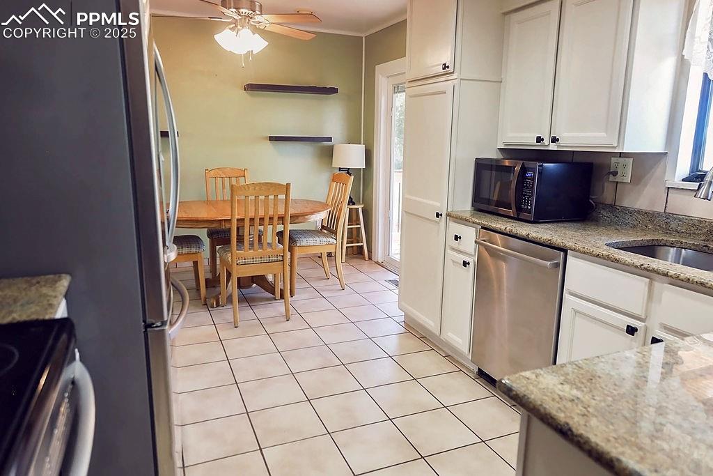 Image 20 of 50: Beautifully Updated Kitchen with Oak Cabinets & Granite Counter Tops