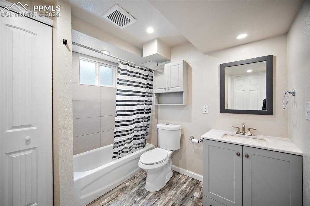 Image 15 of 33: Bathroom