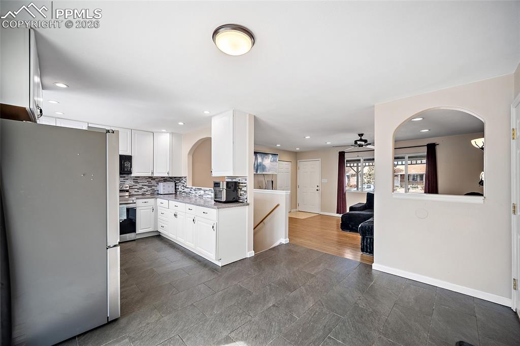 Image 6 of 33: Kitchen