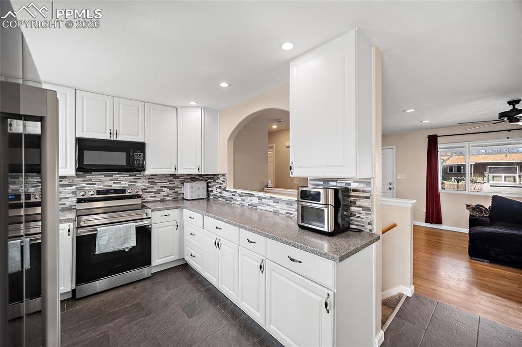 Image 9 of 33: Kitchen