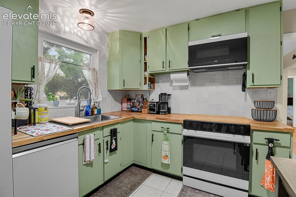 Image 13 of 27: Kitchen