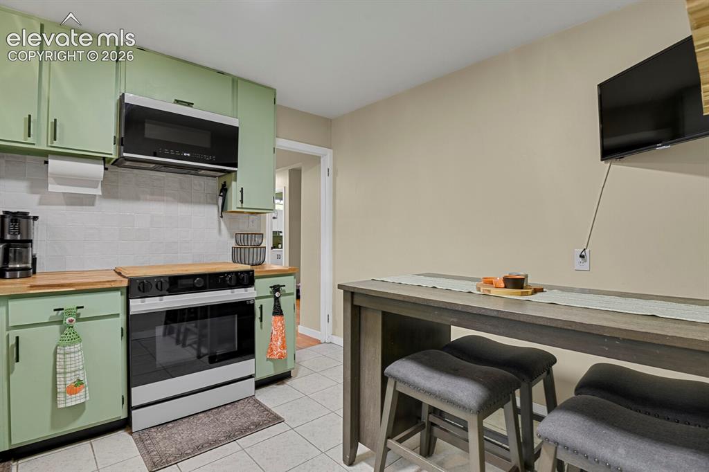 Image 14 of 27: Kitchen