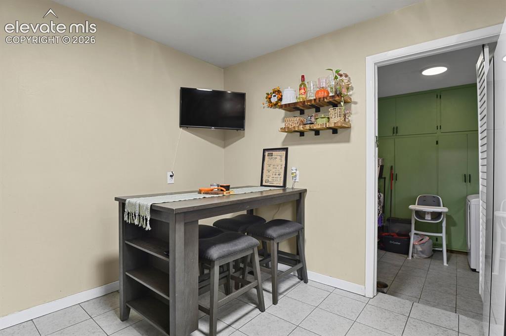 Image 15 of 27: Dining Area