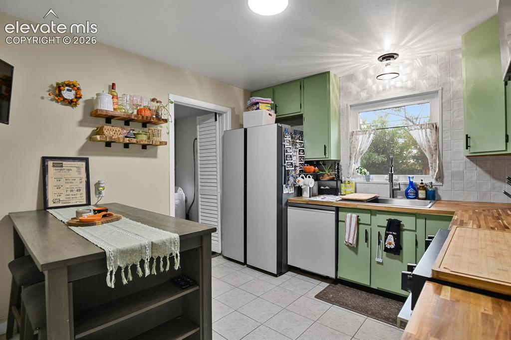 Image 16 of 27: Kitchen