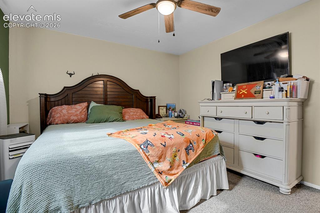 Image 18 of 27: Bedroom
