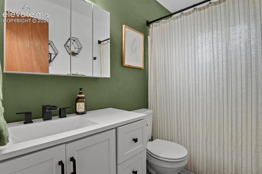 Image 20 of 27: Bathroom