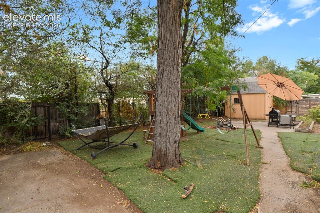 Image 26 of 27: Yard