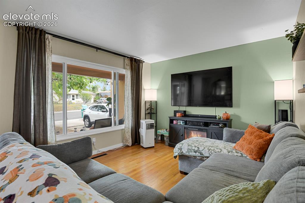 Image 9 of 27: Living Room