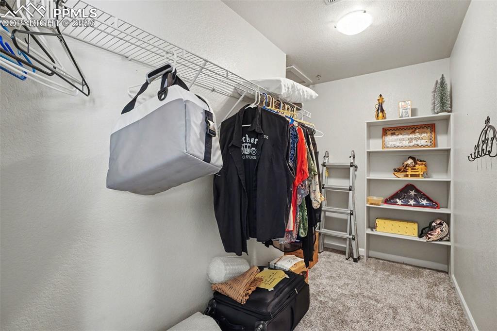 Image 15 of 31: Closet