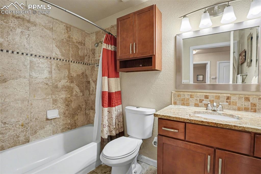 Image 16 of 31: Bathroom