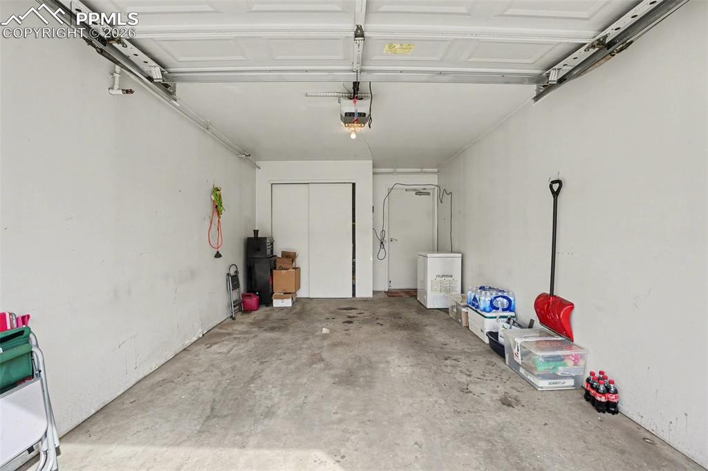 Image 18 of 31: Garage