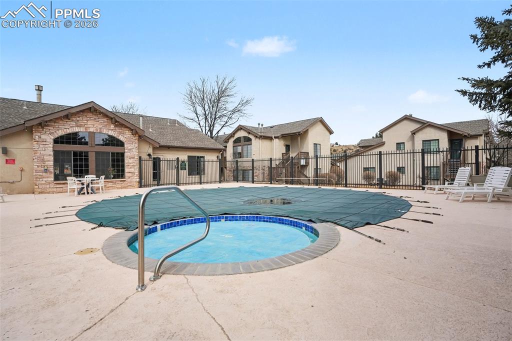 Image 27 of 31: Pool