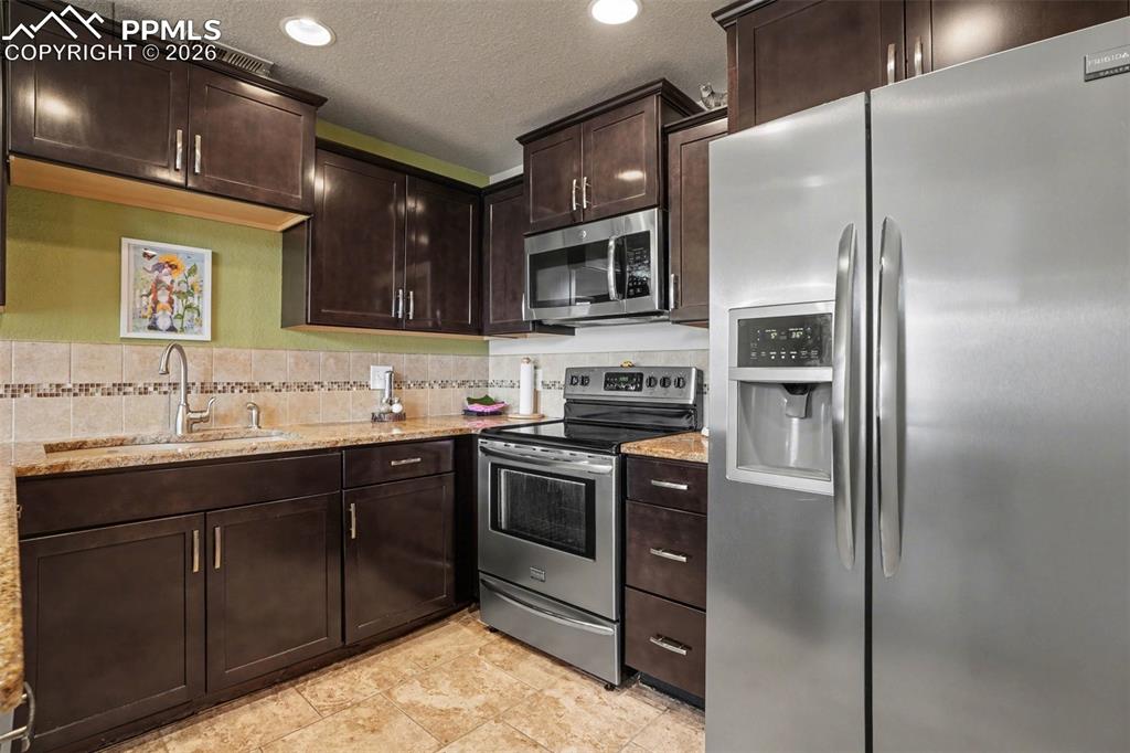 Image 7 of 31: Kitchen