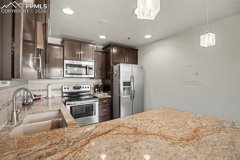 Image 8 of 31: Kitchen