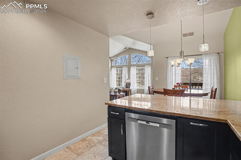 Image 9 of 31: Kitchen