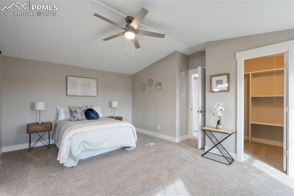 Image 20 of 35: Bedroom