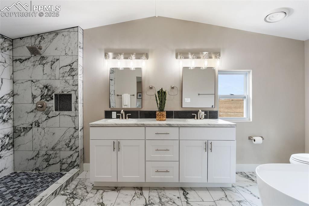 Image 22 of 35: Bathroom