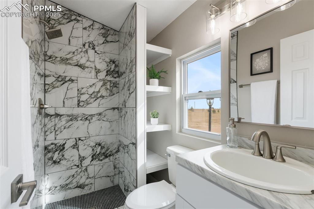 Image 31 of 35: Bathroom