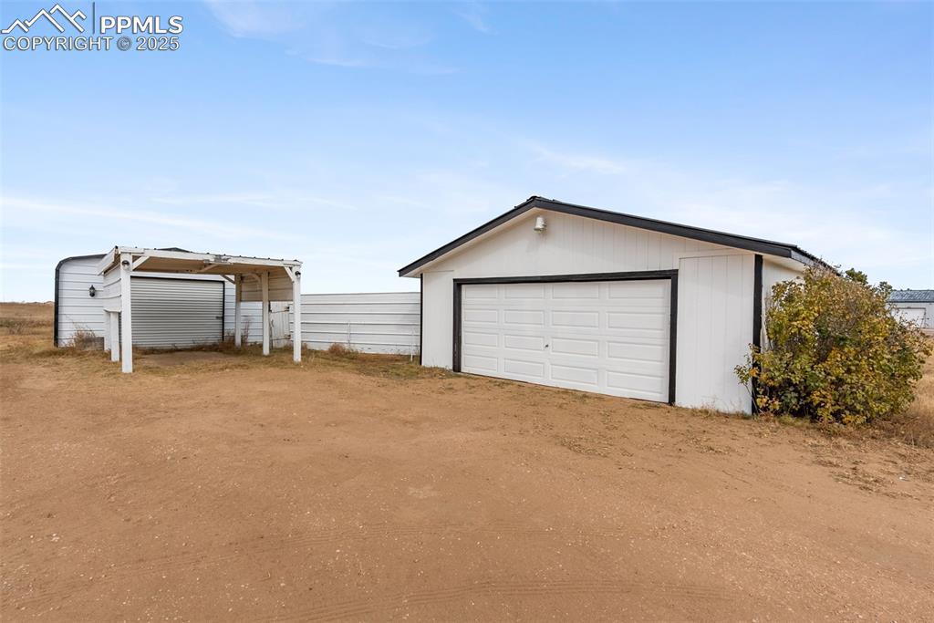 Image 5 of 35: Garage