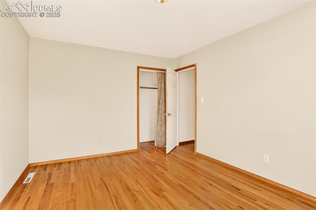 Image 15 of 37: Upper bedroom