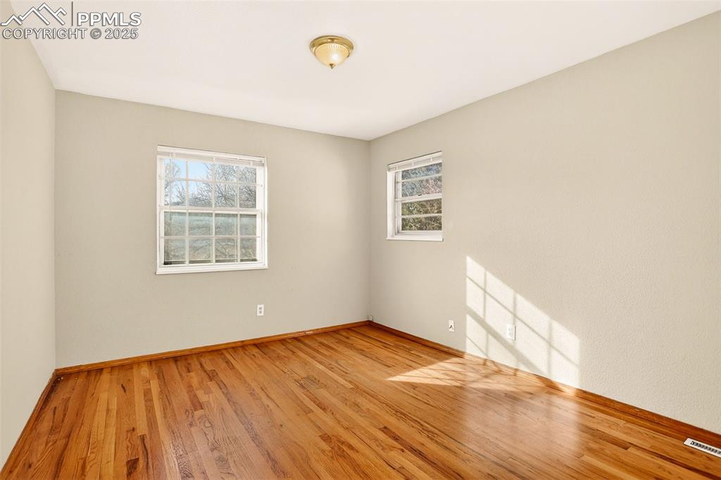 Image 16 of 37: Upper bedroom