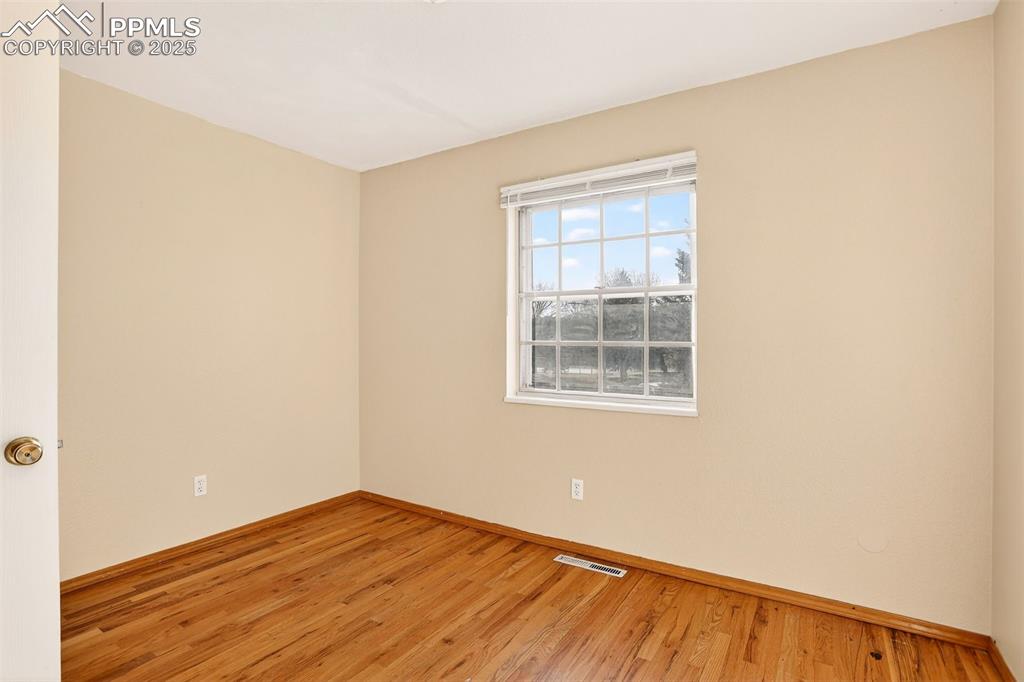 Image 17 of 37: Upper bedroom