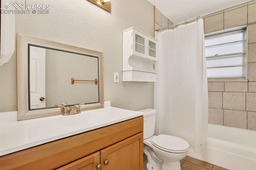 Image 19 of 37: Upper level full bath