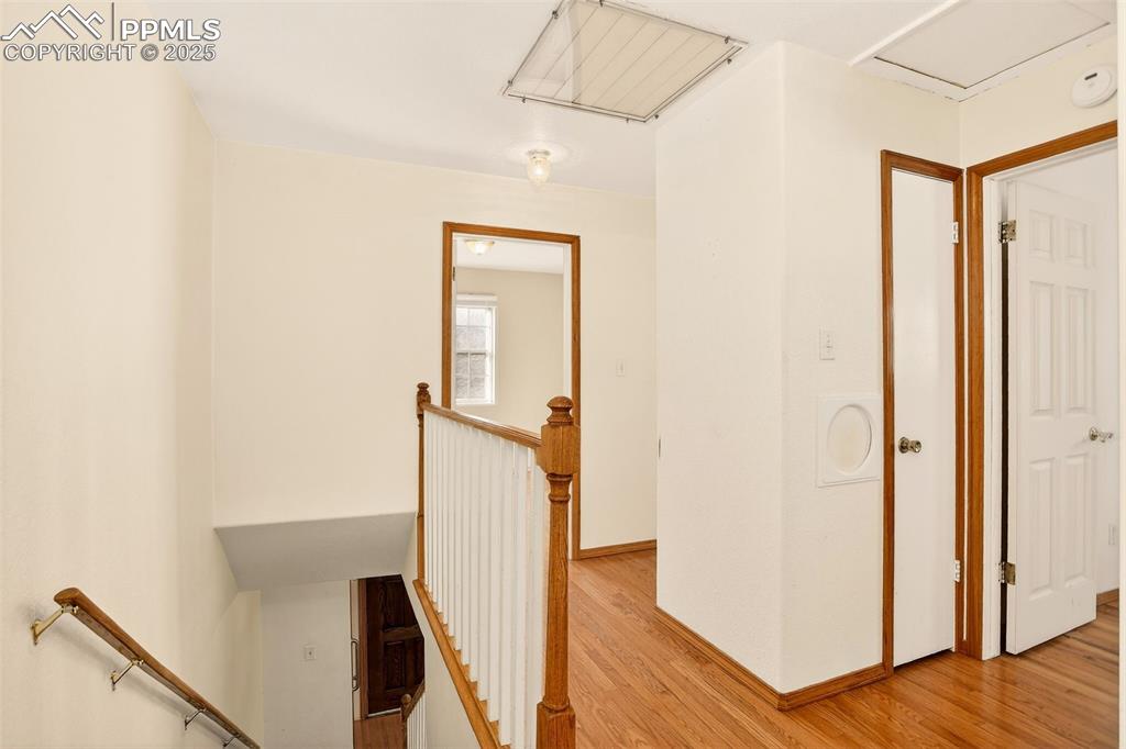 Image 20 of 37: Upper level hallway