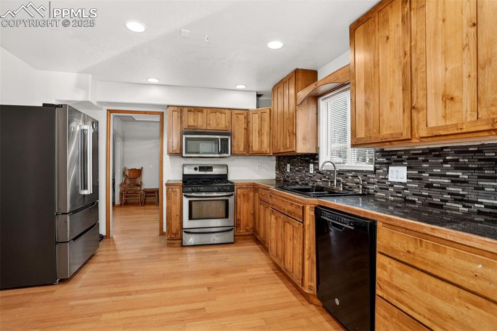 Image 4 of 37: Kitchen