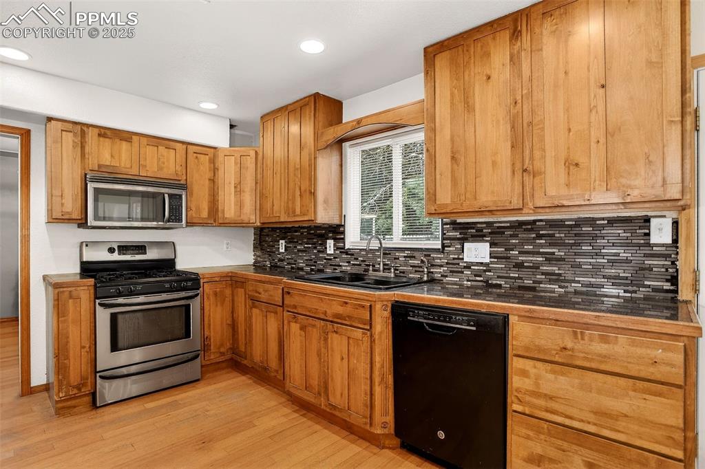 Image 5 of 37: Kitchen