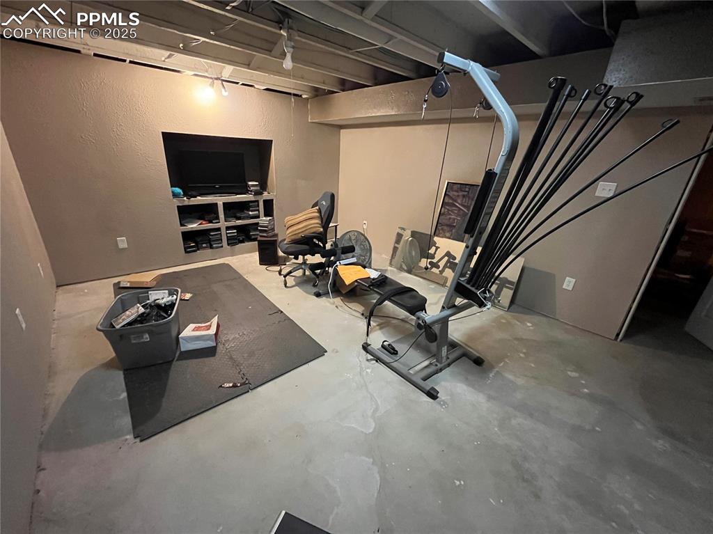 Image 18 of 21: The expansive unfinished basement offers 1,285 square feet of additional sp