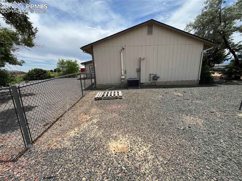 Image 6 of 21: Xeriscaped side yard.