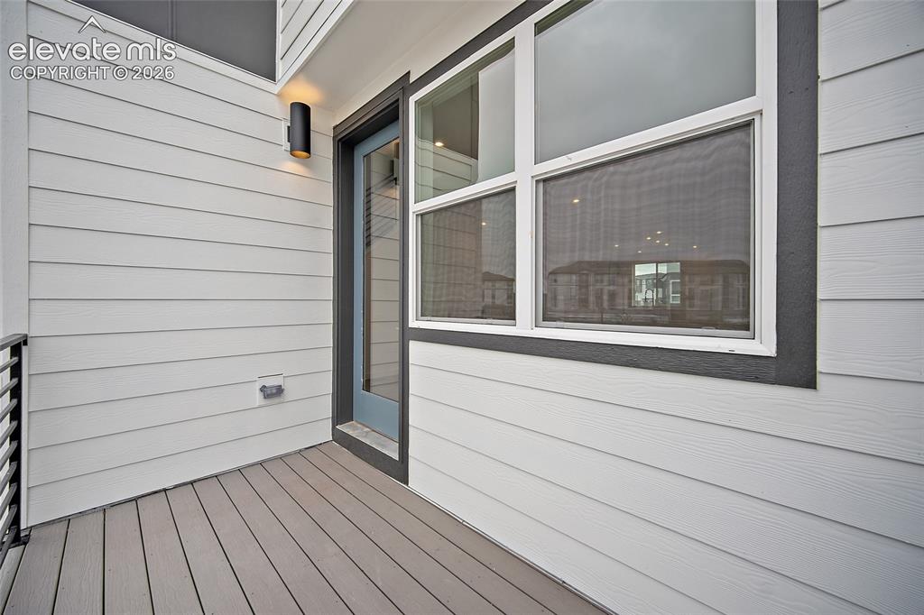 Image 17 of 32: Deck