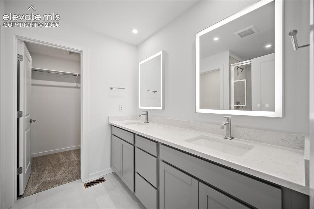 Image 22 of 32: Bathroom