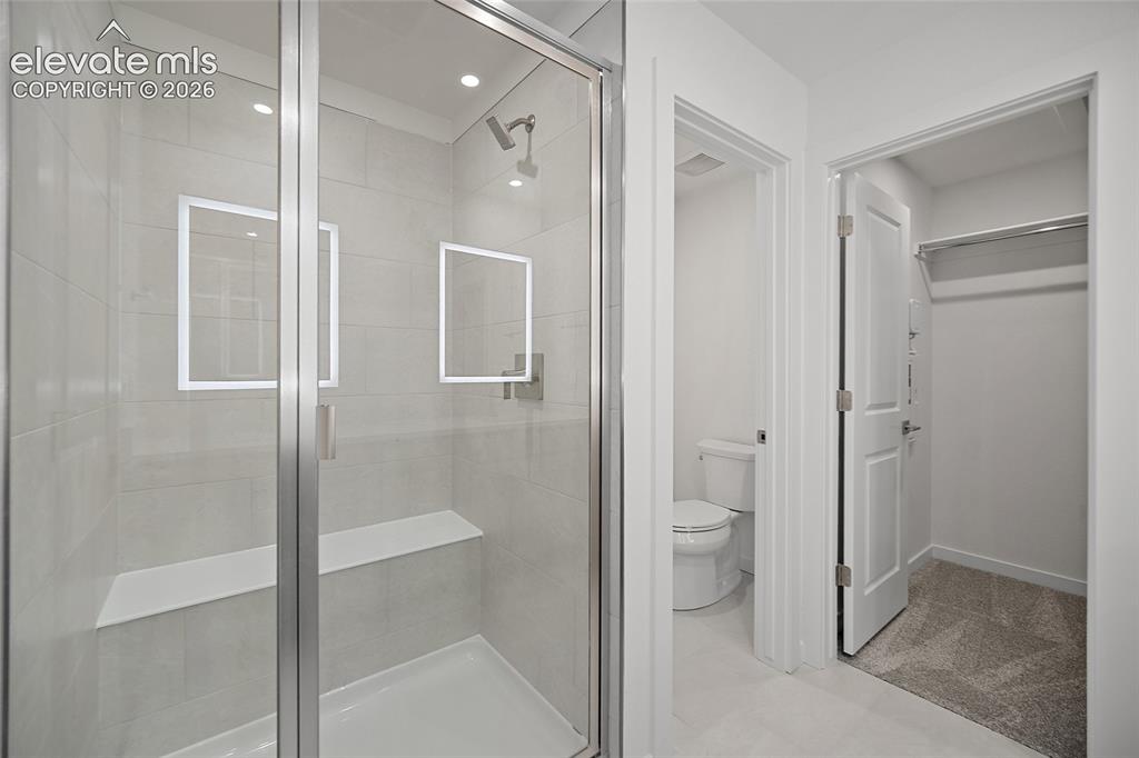 Image 23 of 32: Bathroom