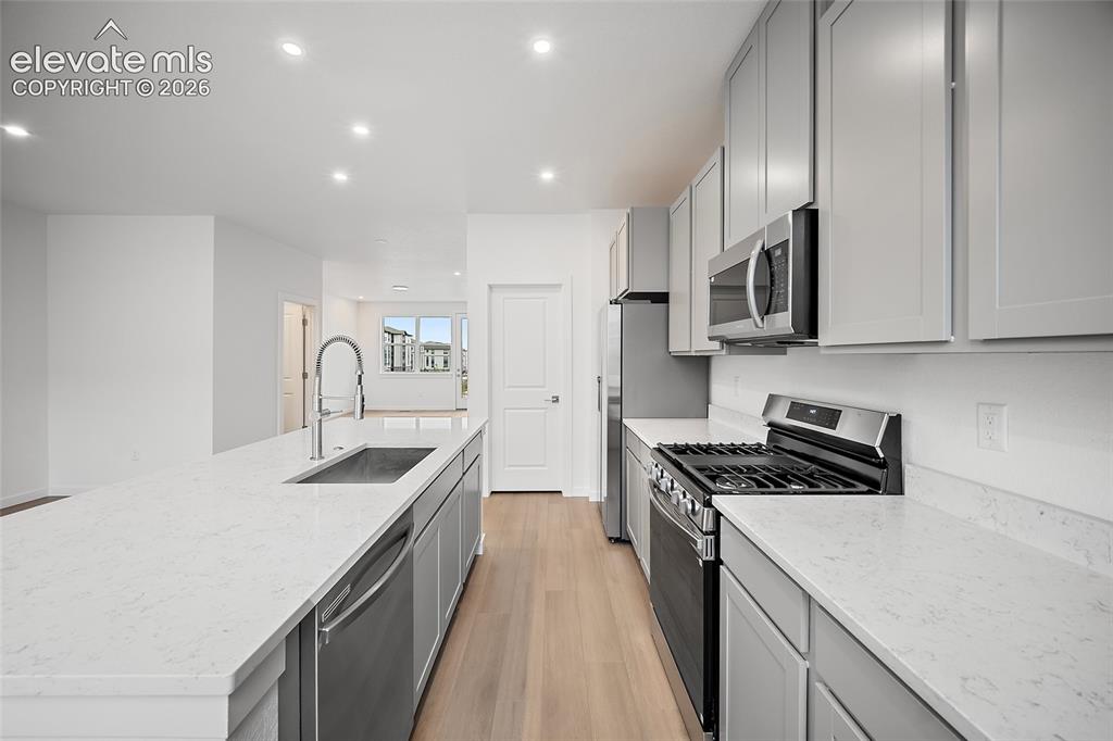 Image 5 of 32: Kitchen