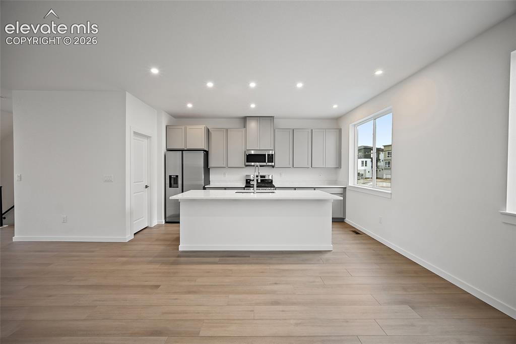 Image 7 of 32: Kitchen