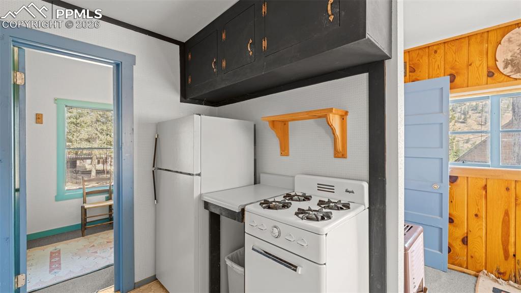 Image 14 of 19: Kitchen