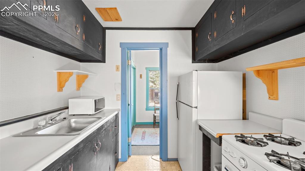 Image 15 of 19: Kitchen