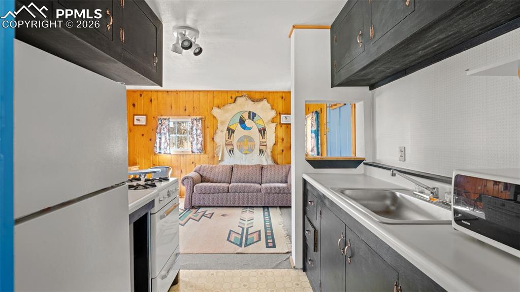 Image 16 of 19: Kitchen