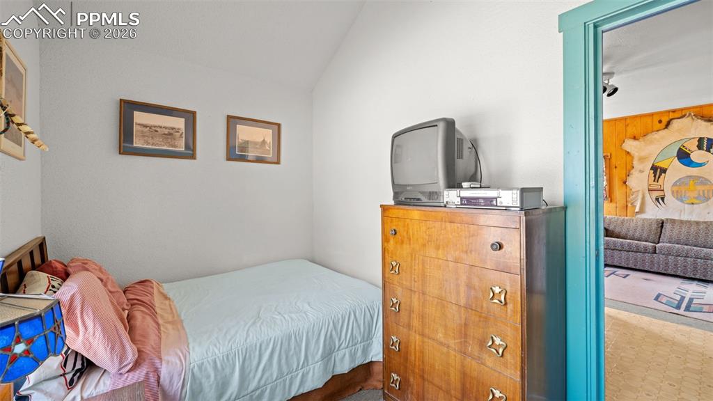 Image 18 of 19: Bedroom