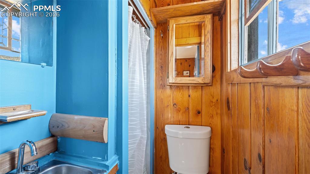 Image 19 of 19: Bathroom