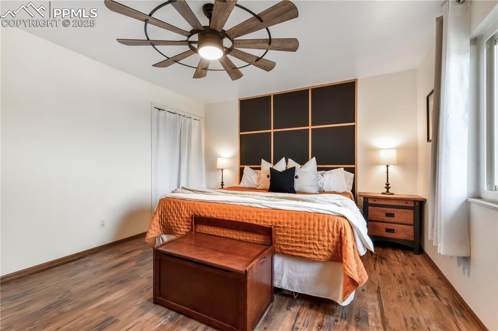 Image 11 of 50: Bedroom